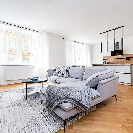 Appartement Bright Designer With 2br, 2ba And Free Parking Goltsch Jenikau