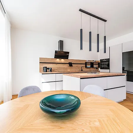 Bright Designer With 2br, 2ba And Free Parking Goltsch Jenikau