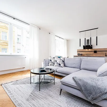 Bright Designer With 2br, 2ba And Free Parking Appartement Goltsch Jenikau