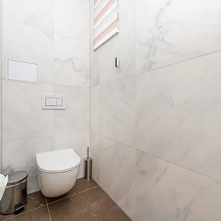 Bright Designer With 2br, 2ba And Free Parking Appartement Goltsch Jenikau