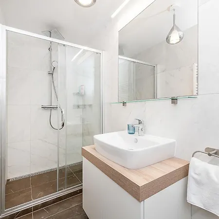 Appartement Bright Designer With 2br, 2ba And Free Parking Goltsch Jenikau