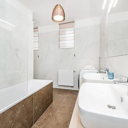 Appartement Bright Designer With 2br, 2ba And Free Parking Goltsch Jenikau