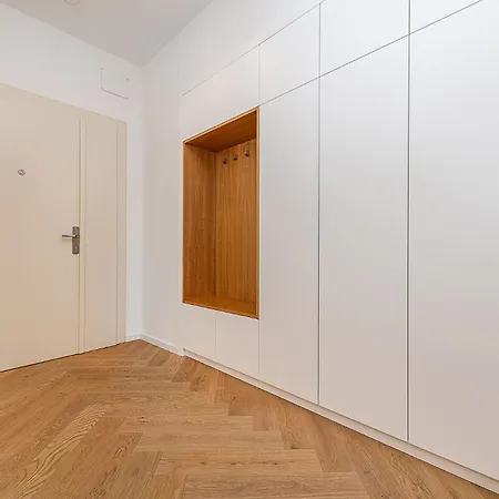 Bright Designer With 2br, 2ba And Free Parking Appartement Goltsch Jenikau
