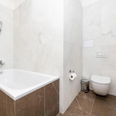 Bright Designer With 2br, 2ba And Free Parking Appartement *