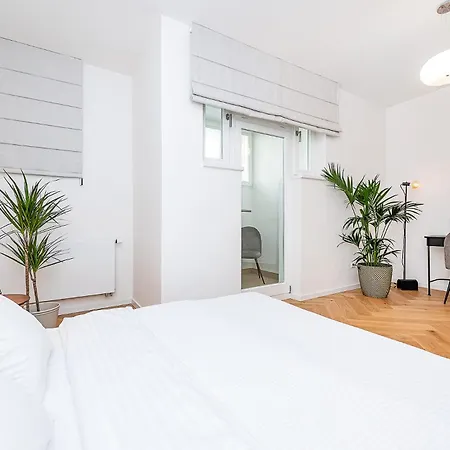 Bright Designer With 2br, 2ba And Free Parking Appartement Goltsch Jenikau