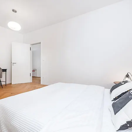 Bright Designer With 2br, 2ba And Free Parking * Goltsch Jenikau