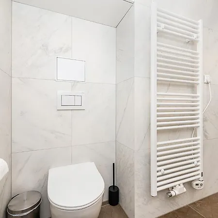 Bright Designer With 2br, 2ba And Free Parking Appartement *