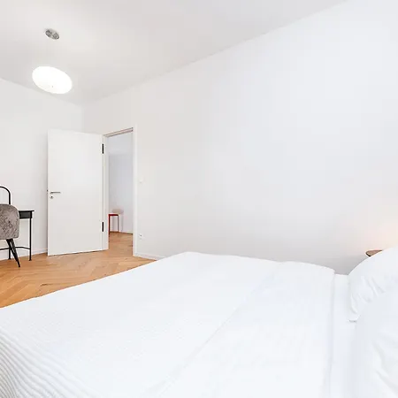 Bright Designer With 2br, 2ba And Free Parking Appartement Goltsch Jenikau