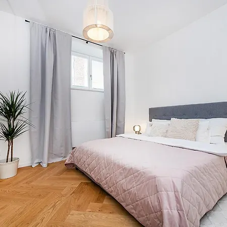 Bright Designer With 2br, 2ba And Free Parking Appartement
