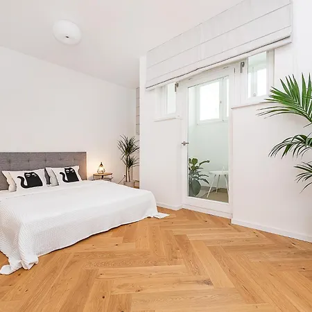 Bright Designer With 2br, 2ba And Free Parking Appartement Goltsch Jenikau