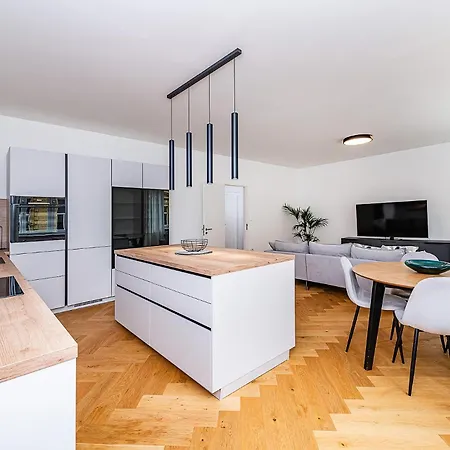 Bright Designer With 2br, 2ba And Free Parking *