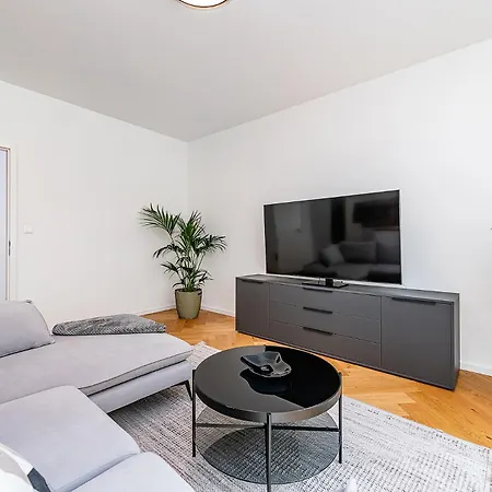 Bright Designer With 2br, 2ba And Free Parking