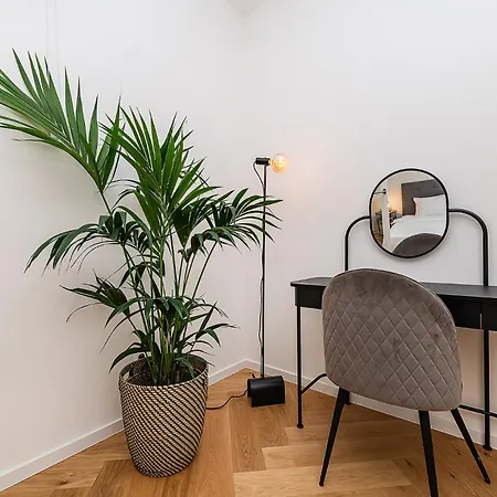 Bright Designer With 2br, 2ba And Free Parking