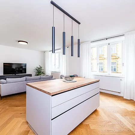 Bright Designer With 2br, 2ba And Free Parking Appartement *