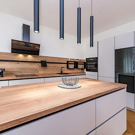 Bright Designer With 2br, 2ba And Free Parking *