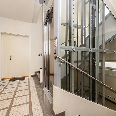 Bright Designer With 2br, 2ba And Free Parking *